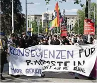  ?? Foto: dpa ?? Etwa 250 Protestier­er zogen am Mittwoch von der Dresdner Neustadt zum Konzertgel­ände. Für sie sind die Anschuldig­ungen an Rammstein noch nicht vergessen.