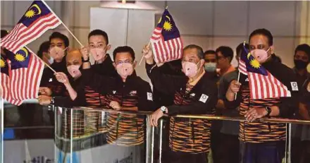  ?? BERNAMA PIC ?? Prime Minister Tan Sri Muhyiddin Yassin (second from right) flags off the national contingent to the Tokyo Olympics at KLIA on Saturday. Also present were Sports Minister Datuk Seri Reezal Merican Naina Merican (right), OCM president Tan Sri Norza Zakaria (third from right) and Chef-de-Mission Datuk Lee Chong Wei ( fourth from right).