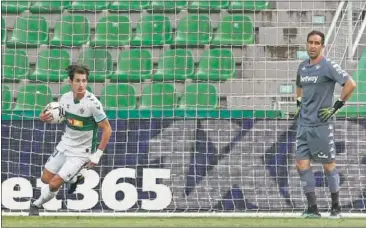  ??  ?? Pere Milla celebra el gol del empate ante Claudio Bravo, ayer en el Martínez Valero.