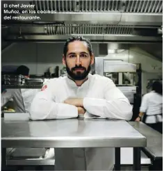 ??  ?? El chef Javier
Muñoz, en las cocinas del restaurant­e.