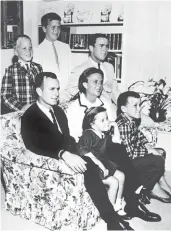  ??  ?? Familia. En esta foto de 1964 aparecen George Bush y su esposa, Barbara, junto a los hijos de ambos.