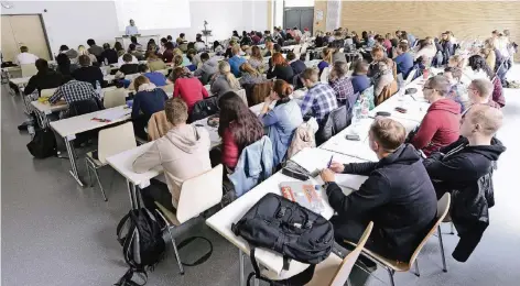  ?? FOTO: CARLOS ALBUQUERQU­E ?? Die Vorlesunge­n sind gut besucht, aber immer weniger Teilnehmer haben Abitur.