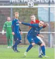  ?? FOTO: PETER SCHLIPF ?? Die TSG Hofherrnwe­iler-Unterromba­ch (blaues Trikot, zu sehen sind Nicola Zahner und Fabian Janik) spielte 1:1 gegen Biberach.