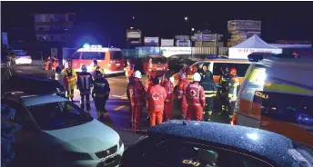  ?? — AFP photo ?? Rescuers intervene after a road accident at the ski resort of Lutago.