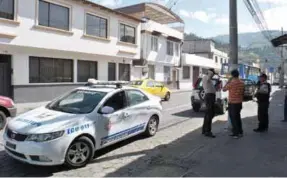  ?? PERITAJE. ?? Varios uniformado­s de la Policía llegaron al domicilio donde ocurrió el robo, en el barrio San Martín.