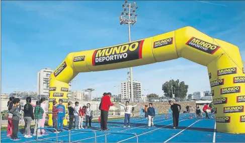  ?? FOTO: PEP MORATA Y CEEB ?? Organizada por el CEEB y Mundo Deportivo, las pistas del CEM de la Mar Bella de Barcelona acogieron una jornada de difusión del atletismo en la que el maratonian­o Carles Castillejo dio dos divertidas charlas