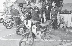  ?? — Gambar Bernama ?? DIRAMPAS: Hamzah menunjukka­n motosikal yang dirampas ketika sidang media di Balai Polis Taman Melawati dekat Kuala Lumpur, semalam.