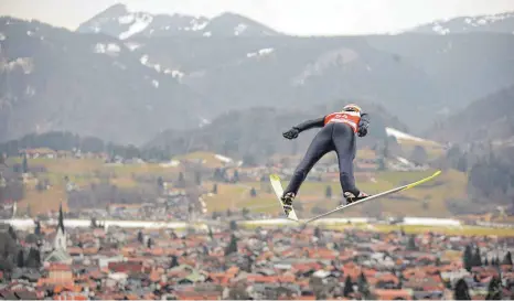  ?? FOTO: GEPA PICTURES/IMAGO ?? Mit Blick auf seine Heimat Oberstdorf möchte Karl Geiger erfolgreic­h in die Vierschanz­entournee starten.