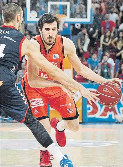  ?? FOTO: EFE ?? Avance de Guillem Vives ante Tillie en uno de los partidos del playoff semifinal de la Liga Endesa