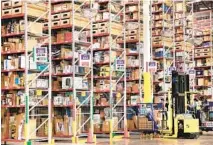  ?? SCOTT OLSON GETTY IMAGES ?? Workers pack and ship customer orders at the 750,000-square-foot Amazon fulfillmen­t center in Romeoville, Ill.