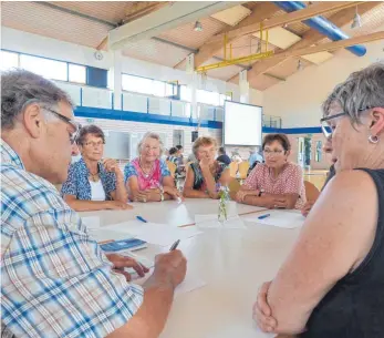  ?? FOTO: MARTIN BAUCH ?? Senioren-Diskussion­srunde in Rainau: Der Gemeindera­t will auch die Vorschläge seiner Mitbürger berücksich­tigen.