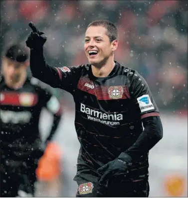  ??  ?? EN RACHA. Chicharito celebra un gol marcado fuera de casa durante un partido de la Bundesliga.