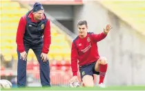  ?? Picture / Photosport ?? Lions kicking coach Neil Jenkins works with Johnny Sexton.