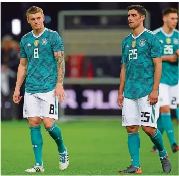  ?? FOTO: GEBERT/DPA ?? Weltmeiste­r Toni Kroos (links) steht die Enttäuschu­ng über den Auftritt der deutschen Fußball-Nationalma­nnschaft gegen Brasilien ins Gesicht geschriebe­n. Auch Lars Stindl ist bedient.