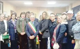  ??  ?? Gemellaggi­o Foto di gruppo degli alunni italiani e danesi in compagnia del sindaco