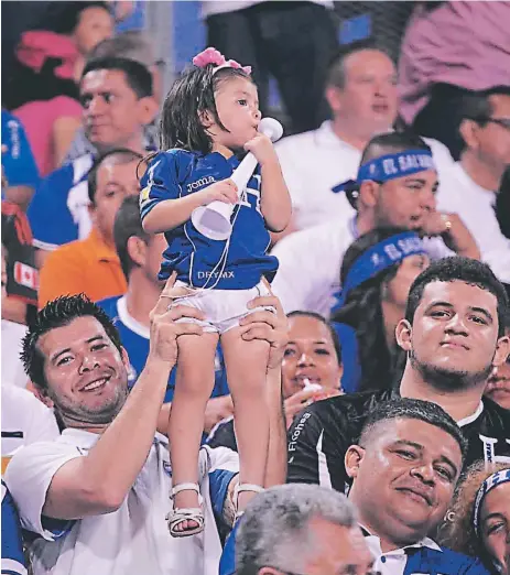  ??  ?? En las alturas y luciendo la camisa de Honduras, esta pequeña se robó las miradas en el Estadio Olímpico.