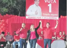  ??  ?? El gobernador de Guairá Juan Carlos Vera (i) y su hermana Helen Vera junto al intendenta­ble de Villarrica Gustavo Navarro Arza.
