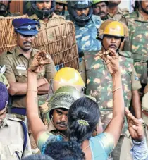  ??  ?? AN ANGRY WOMAN protester confrontin­g policemen in front of the Thoothukud­i Medical College Hospital on May 23.