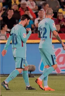  ??  ?? Leo Messi, 30 anni, e Aleix Vidal, 22, ieri contro il Las Palmas AFP