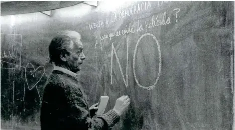  ??  ?? MAESTRO. El poeta, en 1992, dando clase en una escuela de ingeniería en Santiago, Chile.