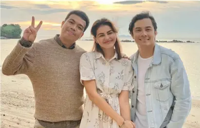  ?? PHOTOGRAPH­S COURTESY OF IG/J.C.SANTOS ?? ‘DITO at Doon’ director JP Habac with lead stars Janine Gutierrez and JC Santos.