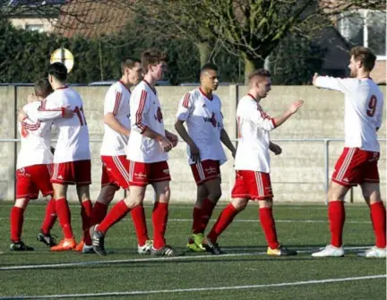  ??  ?? FOTO KOEN FASSEUR
Feest bij de spelers van Loenhout na de 02 van Niels Ribbens.