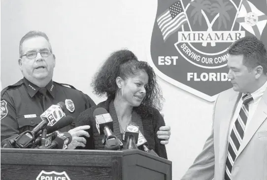  ?? SOUTH FLORIDA SUN SENTINEL FILES ?? Camile Hamilton, center, reacts during a press conference announcing the arrest of Pratt. With her is Miramar Police Chief Keith Dunn, left, and Detective Steven Toyota.