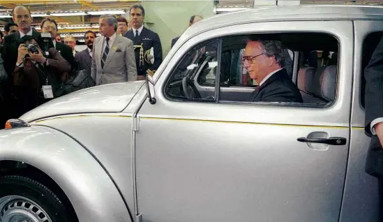  ?? Acervo Folhapress ?? O presidente Itamar Franco em 1993 dentro de um Fusca, veículo que teve a produção retomada no Brasil por iniciativa dele