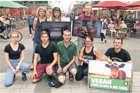  ??  ?? Die Tierschutz­rechtler der „Liberation for Krefeld“möchten durch Aufzeigen von Missstände­n in der Tierhaltun­g auf den Veganismus aufmerksam machen.
