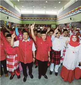  ?? [FOTO FATHIL ASRI/BH] ?? Mustapa bersama perwakilan pada Mesyuarat UMNO Bahagian Tanah Merah, semalam.