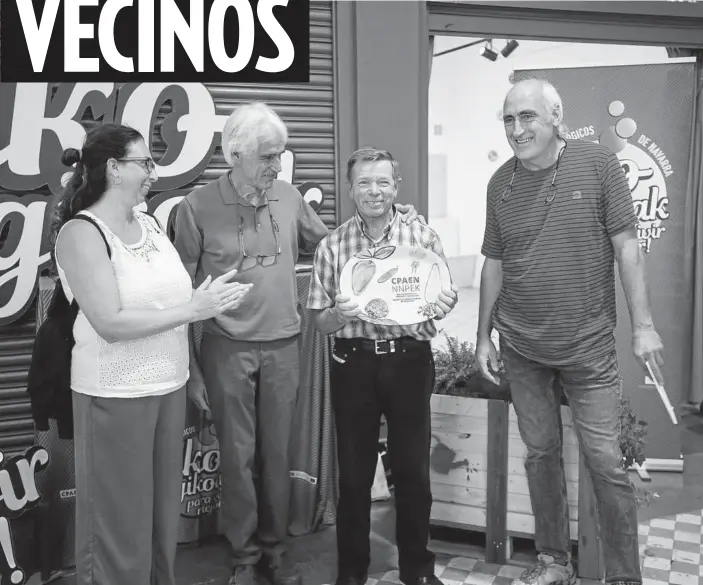  ??  ?? Miren Lizasoain y Franco Malucelli (CPAEN), el galardonad­o Eusebio Ezcurra y Edorta Lezáun, presidente de CPAEN, en la entrega de premios del pasado sábado en Geltoki.