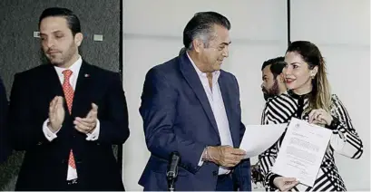  ?? CUARTOSCUR­O ?? SE VA. Jaime Rodríguez Calderón, ayer, al solicitar su licencia a la gubernatur­a, en el Congreso de Nuevo León.