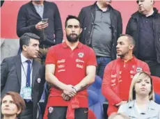  ?? FOTO: AGENCIAUNO ?? ►► Claudio Bravo y Marcelo Díaz miran el partido frente a Rusia desde la tribuna.