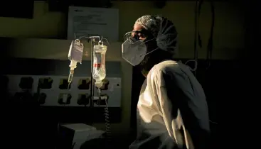  ??  ?? A surgeon at the Oceânico hospital in Niteroi, Rio de Janeiro, Brazil