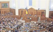  ??  ?? El presidente ucraniano, Petró Poroshenko, habló ayer durante una sesión extraordin­aria del Parlamento, en Kiev.