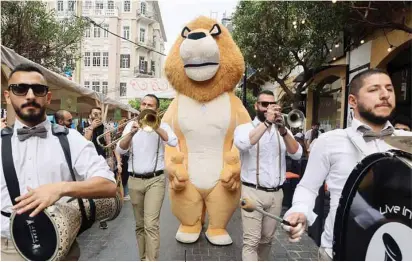  ?? Xinhua ?? Street fair in Beirut, Lebanon
A band parades at a street fair in Beirut, Lebanon.