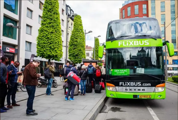  ?? FOTO VICTORIANO MORENO ?? De Flixbus naar het Nederlands­e Den Haag haalt reizigers op aan het Astridplei­n in Antwerpen.