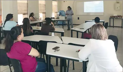  ??  ?? Se capacitó a jóvenes que participar­án como facilitado­res en el foro