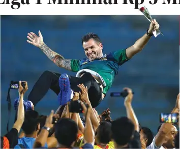  ?? DIPTA WAHYU/JAWA POS ?? JUARA: Pelatih Bhayangkar­a FC Simon McMenemy dielu-elukan pemainnya setelah mengalahka­n Madura United di Stadion Gelora Bangkalan pada Liga 1 musim lalu. Menurut rencana, Liga 1 musim 2018 dimulai 3 Maret.