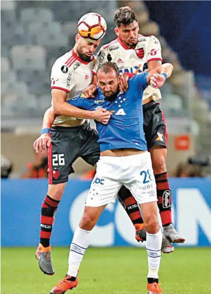  ?? Gilvan de Souza / FlamenGo ?? Autor do gol, Léo Duarte (E) disputa a bola pelo alto com Barcos. Lucas Paquetá sobe junto