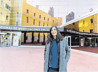  ?? DANI DUCH ?? María Blasco davant de l’entrada principal del CNIO, a Madrid