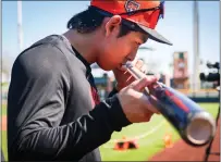  ?? ?? Giants outfielder Jung Hoo Lee kisses his bat after batting practice at the team's spring training facility in Scottsdale, Ariz.