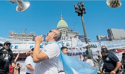  ?? Santiago hafford ?? Hubo algarabía frente al Congreso en la jornada de la asunción presidenci­al