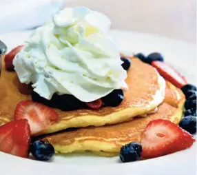  ?? NIKKI BOERTMAN, THE COMMERCIAL APPEAL ?? Pancakes at Stakspanca­ke Kitchen with fresh berries.