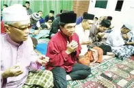  ??  ?? MUSBAH (dua kiri) bersolat tarawih bersama jemaah Masjid Al Palembani Kg Gunding.