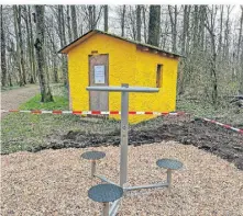  ?? FOTO: KUNSTVEREI­N NORDKANAL ?? In unmittelba­rer Nähe der „Waldhütte“von Monika Nelles wurde nun ein Sportgerät aufgestell­t.