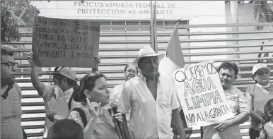  ??  ?? Una protesta a las puertas de la delegación de la Profepa por las actividade­s de la megagranja porcícola de Homún. Un expresiden­te del Colegio de Abogados aclara detalles de la suspensión decretada en el marco del juicio de amparo que promoviero­n los habitantes de esa comunidad