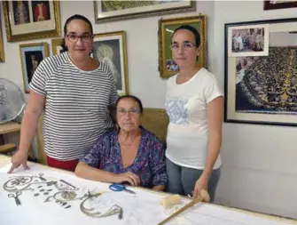 ?? Foto: César López Haldón. ?? La bordadora Charo Bernardino con sus hijas.