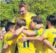  ?? FOTO: MICHAEL PANZRAM ?? Da kommt Jubel auf: Der FCL II (in Gelb) setzte sich gegen Stiefenhof­en mit 3:1 durch.