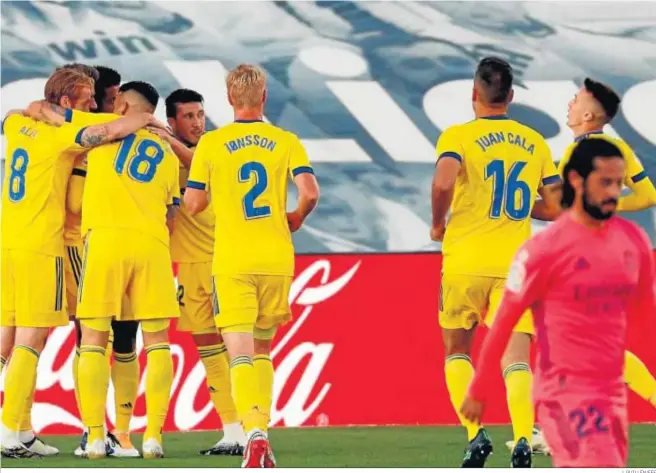  ?? J. GUILLÉN/EFE ?? Los jugadores del Cádiz celebran el gol en el partido contra el Real Madrid de la primera vuelta.